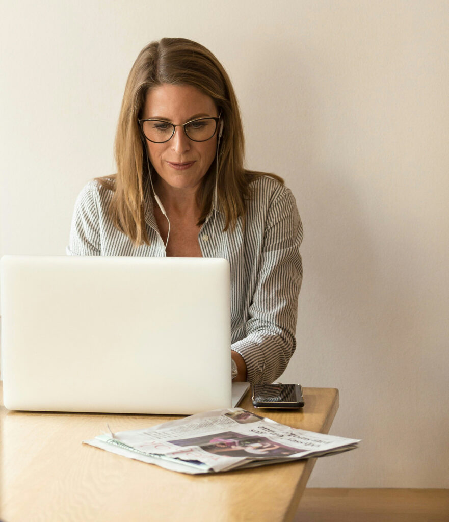 Pilier professionnel. Femme travaillant