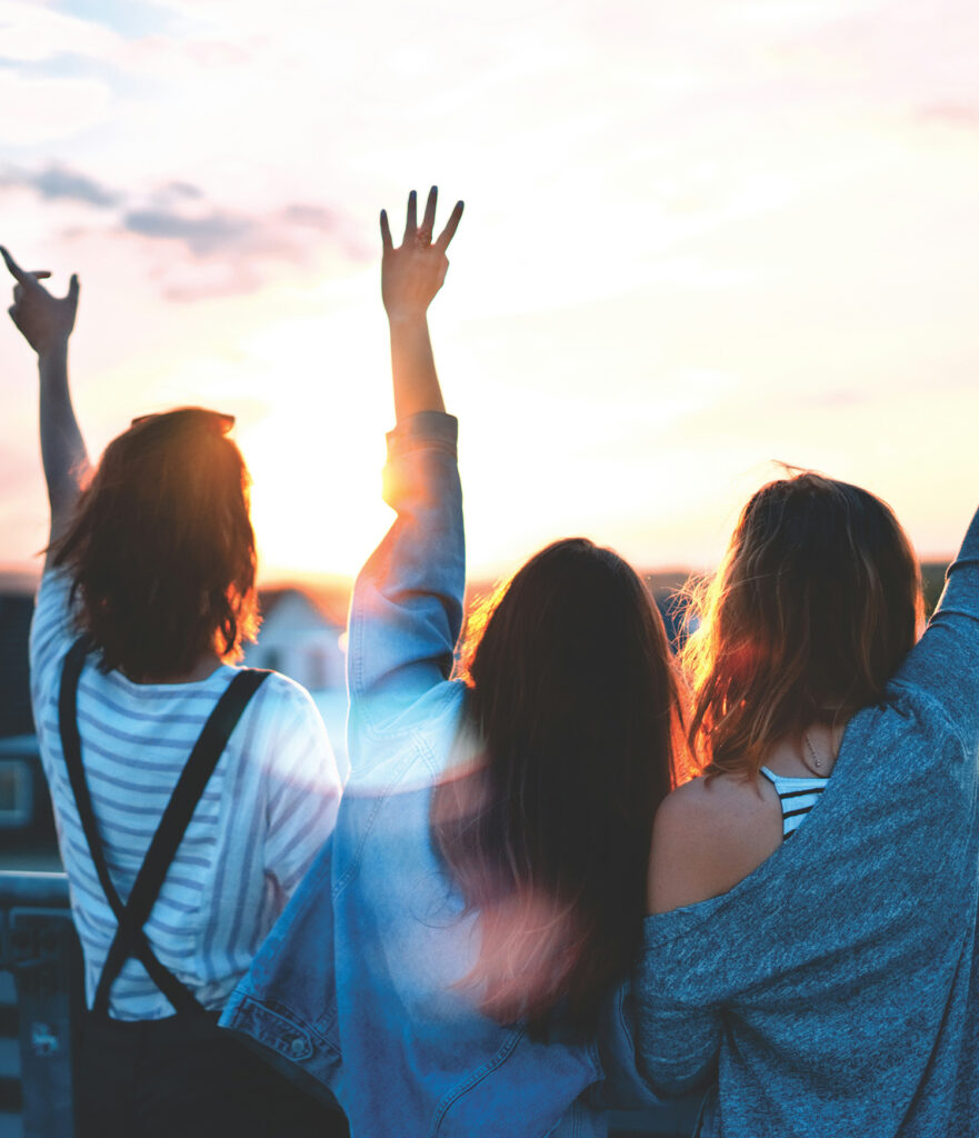 Pilier relationnel. Groupe d'amis joyeux.